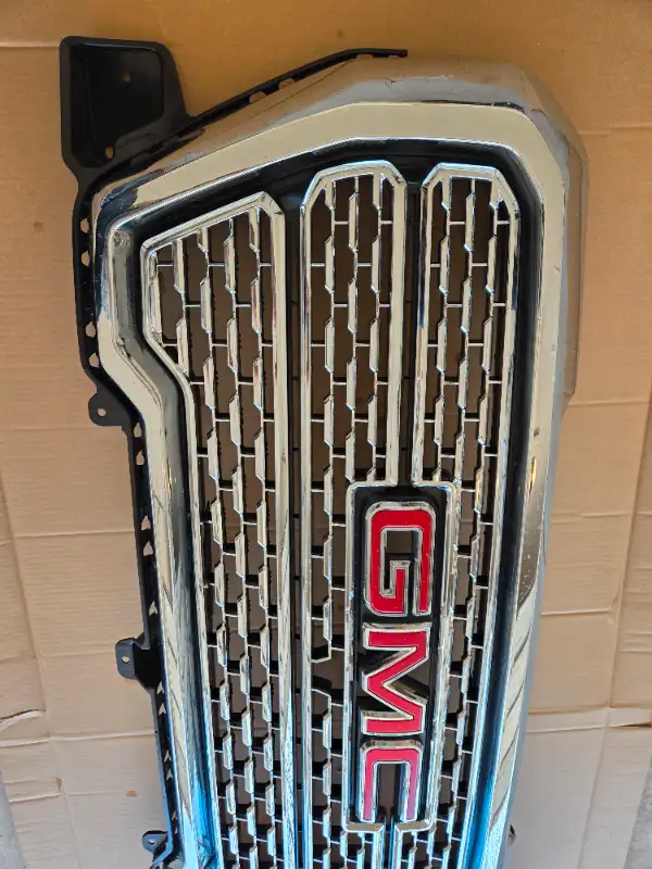 GMC Sierra OEM grille in Auto Body Parts in London - Image 3