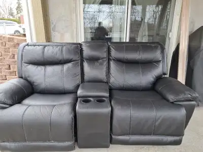 Causeuse Inclinable Bas prix pour vente rapide, ramassage seulement En très bon état, peu utilisé, j...