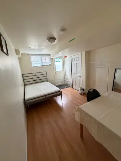 Room for rent in York U Village (393 Assiniboine Rd, M3J) * 5 minute walk to York U! * Private washr...
