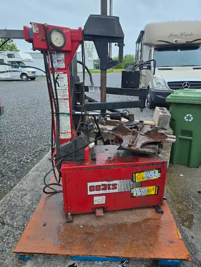 Bonjour j'ai une belle grosse machine a pneus COATS avec bras articulé , y a le moteur qui a été dém...