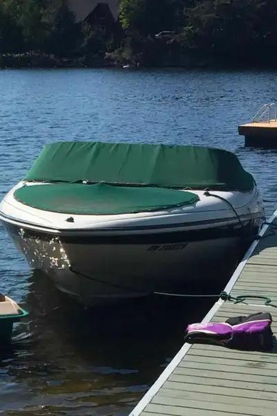 This Bowrider is a versatile and reliable choice for sunny days on the water, featuring a sleek whit...