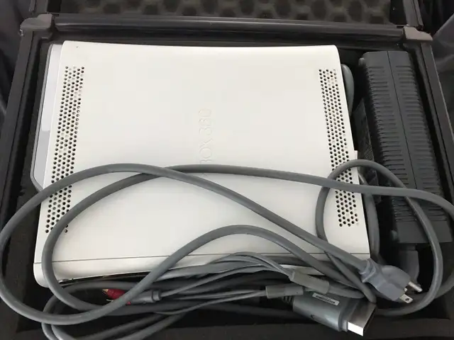 Xbox 360 console in XBOX 360 in City of Montréal - Image 3