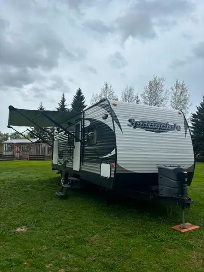Outdoor kitchen Outdoor shower Queen bed Solar panels Electric awning Indoor/outdoor speakers