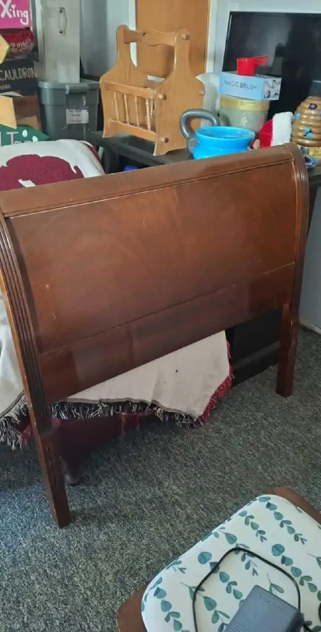 Matching Antique Bed and Dresser in Beds & Mattresses in Kingston - Image 3