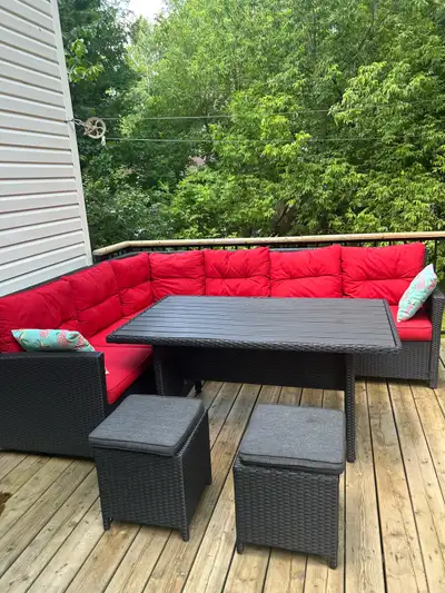 Sectionnel confortable pour 5 personnes vient avec table et 2 tabourets. Les coussins ont toujours é...
