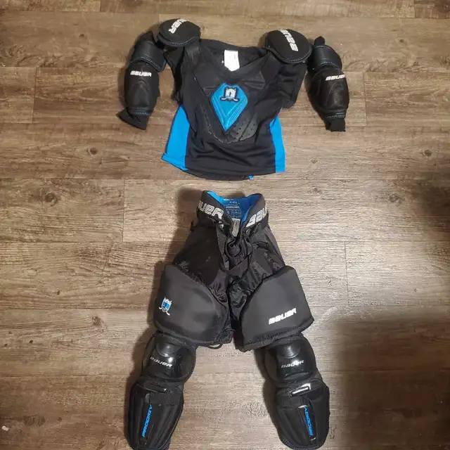 New Youth Size Small  BAUER Hockey Equipment in Hockey in Barrie - Image 2