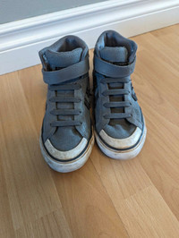 Converse Youth Boys Size 2 Shoes