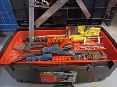 COFFRE À OUTILS : INCLUANT :`Équerre, Raboteuse, Extension avec Éclairage, Boîte à onglets, Clé angl...
