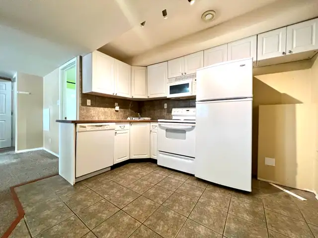 East Side! 2 Bedroom Basement Suite in Prime Location!!! $140063793658252289123