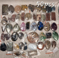 Lot de pendentifs de mineraux. 50 Minerals pendants set.