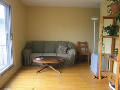4 ½, 2em étage,1150.00/mois 1465 Rue Beaumont,Longueuil, J4M 1B8 2 chambres fermées, planchers bois...