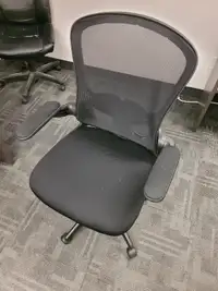 Office chair (black mesh with padded armrest) / Chaise de bureau