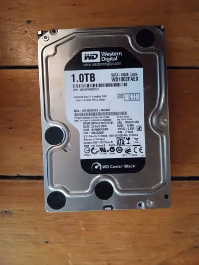 Disque dur 1To Western Digital Caviar Black WD1002FAEX-00Z3A0. Format 3,5" Fonctionne parfaitement.