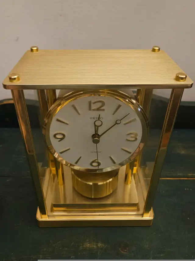 VTG BRASS FINISHED SEIKO CLOCK WITH ROTATING PENDULUM - JAPAN in Home Décor & Accents in City of Toronto - Image 8