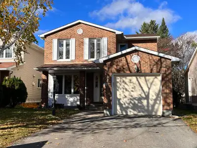 A beautiful 3+1 bdrm single house for lease in Centrepointe Area