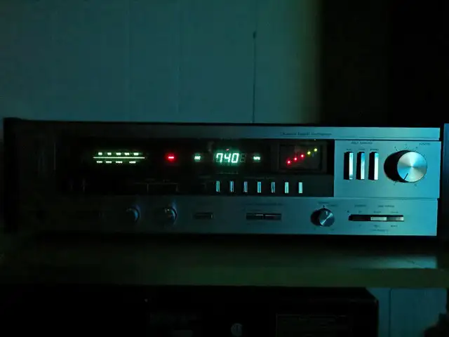 Vintage Technics Receiver Model SA-225 (LIKE NEW) in Stereo Systems & Home Theatre in Mississauga / Peel Region - Image 6
