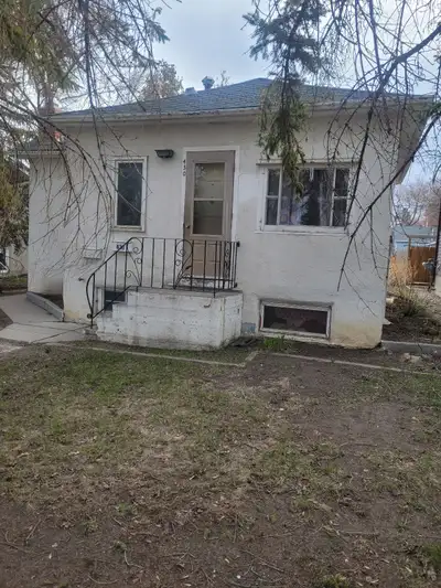 rental house in westmount. lot size 50x117. Has 1 legal 1 bedroom basement suite with separate entry...