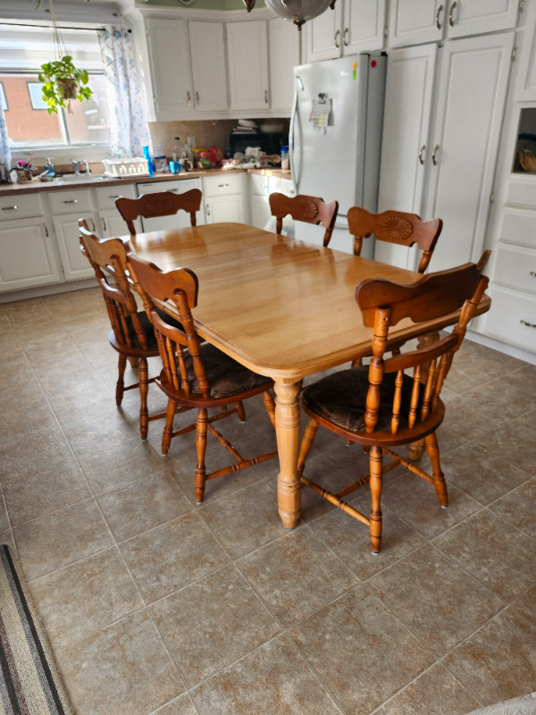 Set de cuisine en merisier avec 6 chaises 600$ Négociable dans Mobilier de salle à manger et cuisine  à Longueuil/Rive Sud - Image 2
