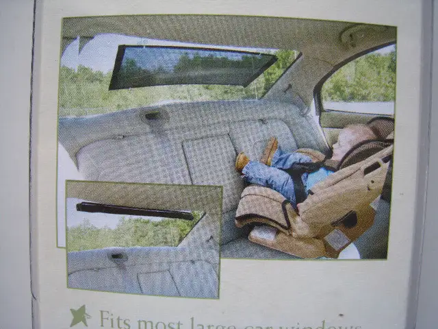 Eddie Bauer Rear Sunshade in Other in Guelph - Image 4