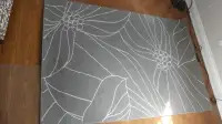 IKÉA - Tapis gris à motif blanc