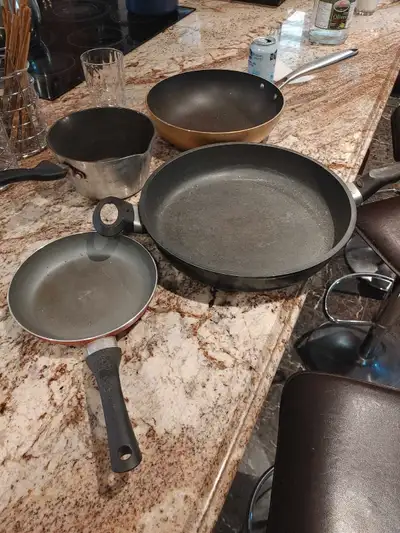set ensemble poele casserole wok pan batterie cuisine cookware Pres de Jean talon et lacordaire par...