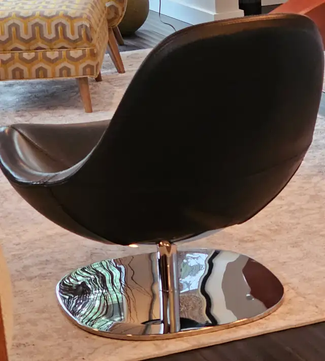 Vintage Tirup Swivel Chair ..Chrome and Black leather in Chairs & Recliners in Delta/Surrey/Langley - Image 3