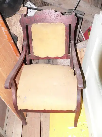 chaise antique en bois # 8504 . très beau potentiel besoin recouvrement 30$ aller voir mes autres an...