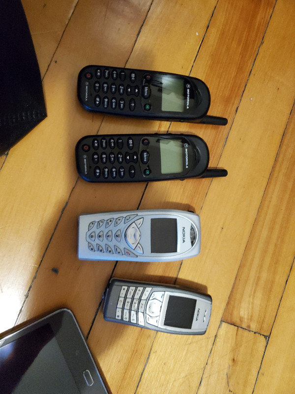 Nokia et Motorola téléphones cellulaires vintage dans Téléphones cellulaires  à Ville de Montréal