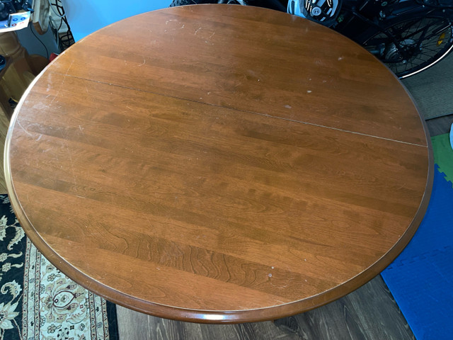 48” round table + 3 chairs all solid wood in Dining Tables & Sets in Gatineau - Image 2