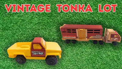 This vintage Tonka truck lot includes the below: - 1 yellow Tonka pick up truck from 1978 - 1 Tonka...