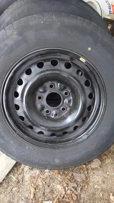 4 pneus Maxtrek Sierra S6 215/70R16 posé et balancé sur roues d'acier de 16 pouces. Les pneus sont e...