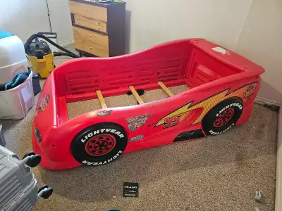 Good car bed for the kids, matress and box spring is required.