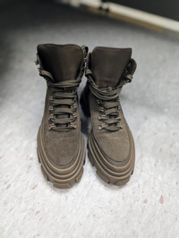 Leather hiking boots Zara