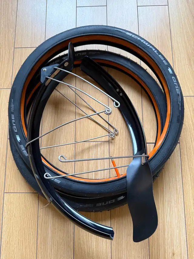 2 gardes boues en titanium 2 pneus 2 tubes le tout est neuf! in Frames & Parts in Laval / North Shore - Image 2