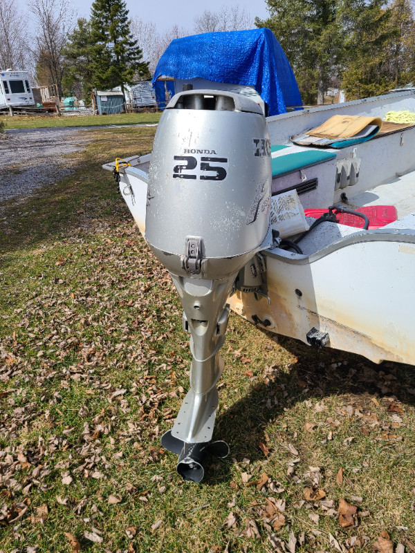 Honda Outboard motor 25 hp - Four Stroke in Fishing, Camping & Outdoors in Peterborough - Image 2