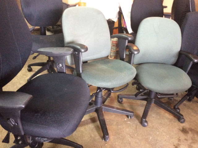 Chaise de bureau ajustable sur roulettes à vendre à Hemmingford in Chairs & Recliners in Longueuil / South Shore