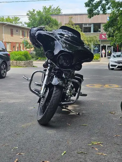 Harley Custom a vendre Contacter pour plus de details I speak English also