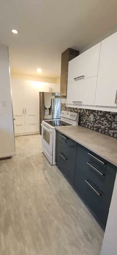 ** Great Location: In a California style Bungalow** Quiet room in a Bungalow in the heart of Kanata,...