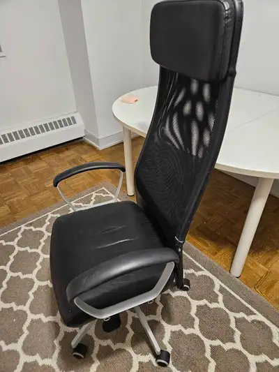 Ikea Markus chair - leather A bit worn out Ikea Markus chair. The leather on one side is worn out (a...