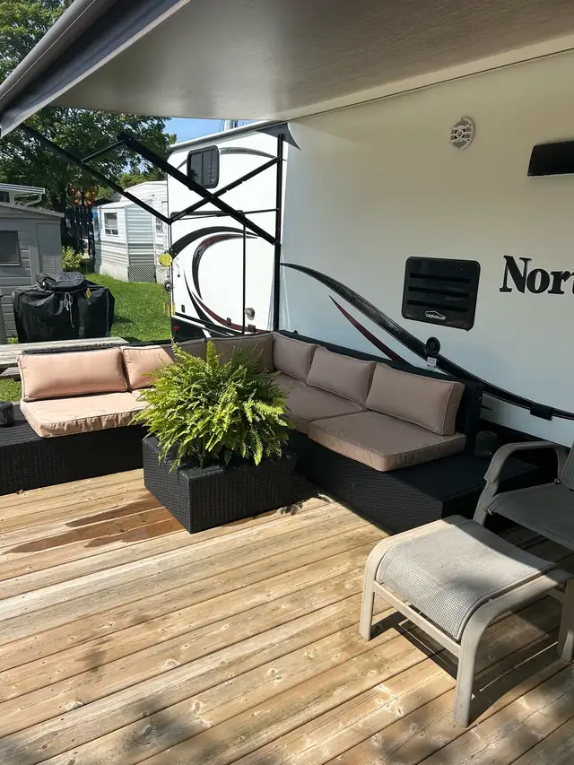 2012 North Trail 32BUDS Trailer in Travel Trailers & Campers in Grand Bend - Image 8