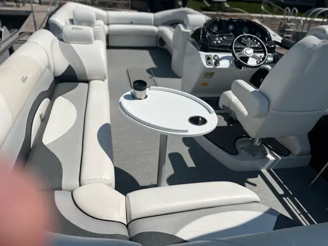 JC Pontoon in Powerboats & Motorboats in Barrie - Image 5