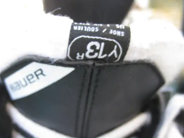 Youth BAUER NEXUS 55 Ice Hockey Skates Size 13 VGC in Hockey in Winnipeg - Image 5