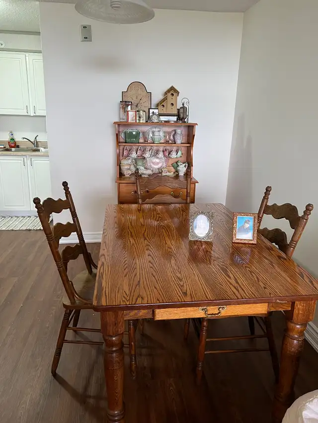Wood table with 4 chairs and Hutch in Dining Tables & Sets in City of Toronto - Image 2