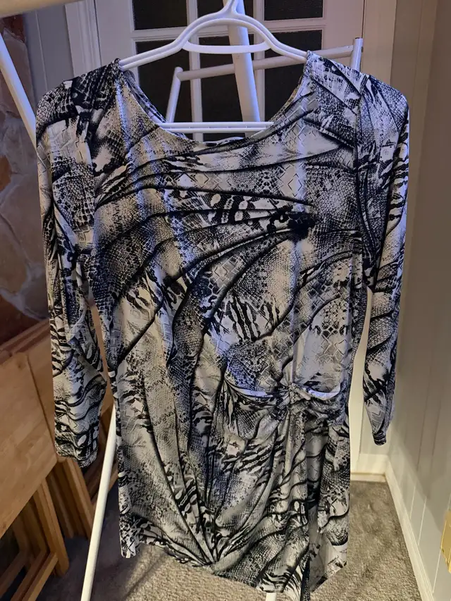 women’s tops. like new. 