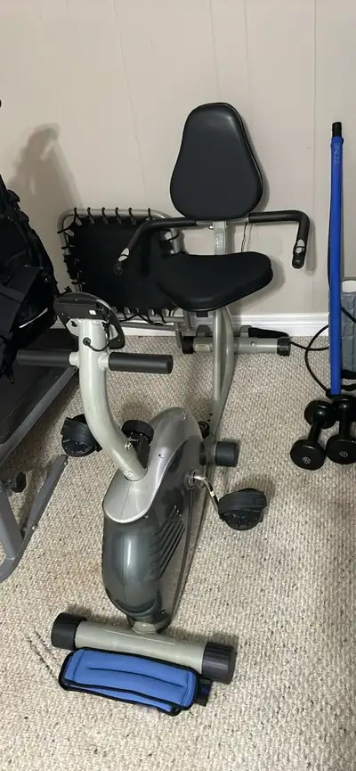 This pre-owned recumbent exercise bike is a fantastic choice for those looking to enjoy a comfortabl...
