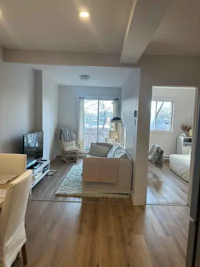 À louer / For Rent – Appartement rénové avec 2 chambres fermées