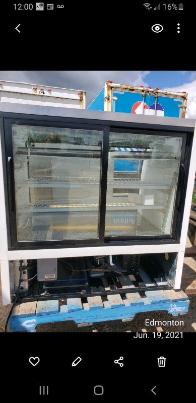 True glass refrigerated case in Industrial Kitchen Supplies in Edmonton - Image 3