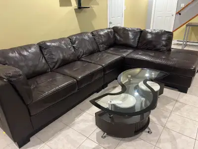 Fauteuil 5 places peut être réduit à 4 places assises en bon état. À qui la chance?