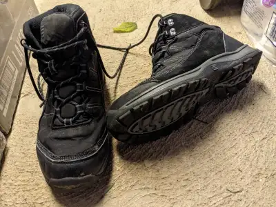 Land's End ankle height winter boots. Lace up closure. Smoke free home.