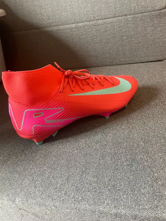 Nike Mercurial Superfly  hybrid soccer/football cleats. in Soccer in Ottawa - Image 5